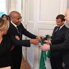Insolite : Khazri offre un maillot des Verts à Emmanuel Macron !