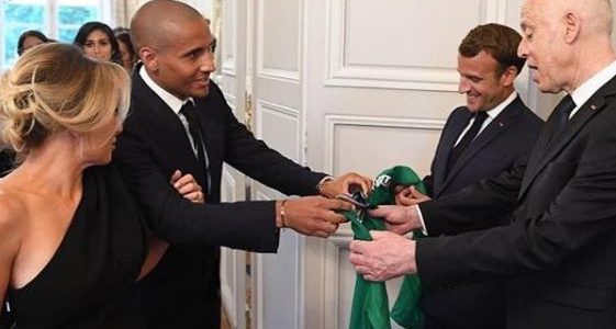 Insolite : Khazri offre un maillot des Verts à Emmanuel Macron !