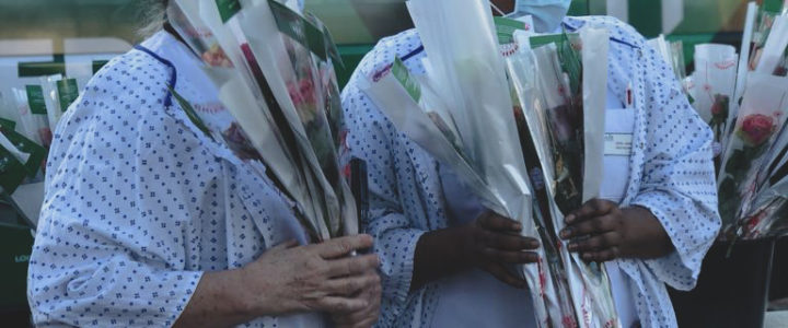 2000 roses offertes au personnel hospitalier