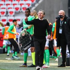 Claude Puel félicite ses joueurs après le succès à Angers
